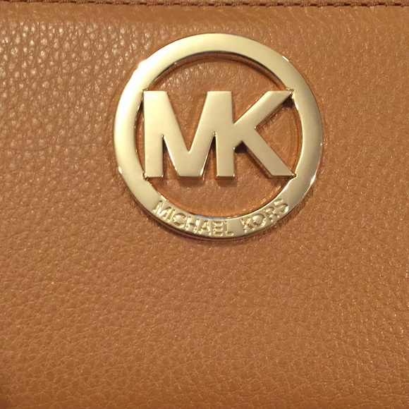 Michael Kors Leather Multi Function Phone Case. - Picture 3 of 4